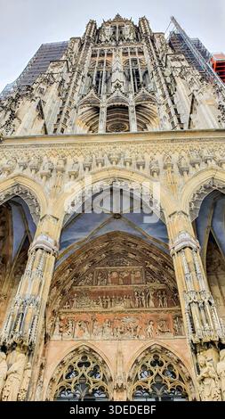 Das Ulmer Münster ist eine ikonische lutherische Kirche in Ulm, Deutschland, die historisch berühmt ist für den höchsten Kirchturm der Welt. Stockfoto