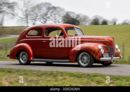 Orange 1940 Ford und Yellow Ford Model A basierte Hot Rods Stockfoto
