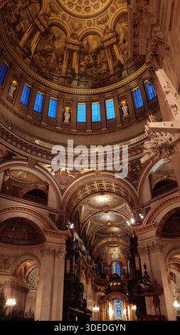 Innenansicht der St. Paul's Cathedral Kuppel und Fresken mit barocker Architektur und goldenen Mosaiken in London, Großbritannien. Stockfoto
