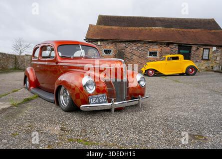 Orange 1940 Ford und Yellow Ford Model A basierte Hot Rods Stockfoto