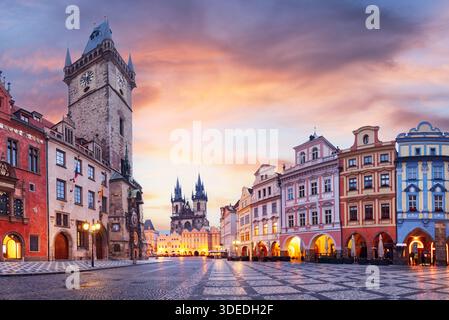 Prag, Tschechische Republik. Panoramablick auf den Sonnenuntergang in der Kirche unserer Lieben Frau vor Tyn, dem Altstadtplatz Praha Stadt. Abend in prag, beliebtes Reiseziel Stockfoto