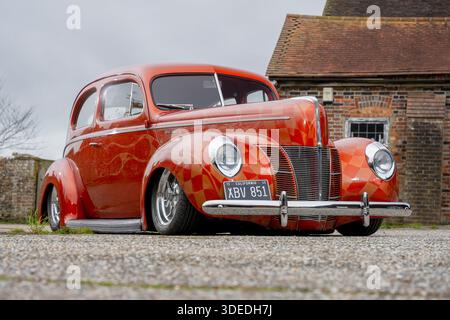 Orange 1940 Ford und Yellow Ford Model A basierte Hot Rods Stockfoto
