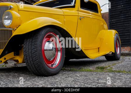 Orange 1940 Ford und Yellow Ford Model A basierte Hot Rods Stockfoto