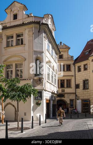 Straßen und alte Wohngebäude im historischen Zentrum von Prag, Tschechien Stockfoto