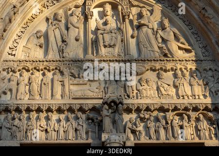 Paris, Frankreich - Portal der Heiligen Anna auf der rechten Seite der Westfassade der Kathedrale Notre Dame, die nach dem Feuer restauriert wurde, sieht im Glanz wunderschön aus Stockfoto