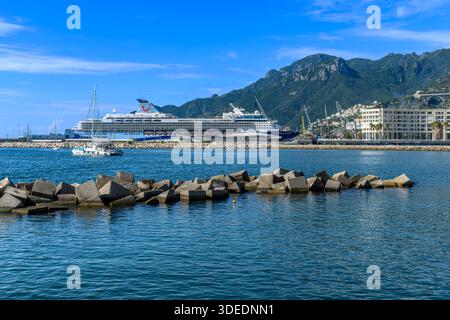 Kreuzfahrthafen im wunderschönen Salerno an der italienischen Küste, in der Nähe von Amalfi und der Stadt Neapel. Im Vordergrund befindet sich die Küste von Lungomare Triest. Stockfoto