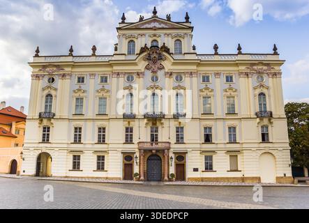 Vorderfassade des Erzbischofspalastes auf dem Schlossplatz in Prag, Tschechische Republik Stockfoto