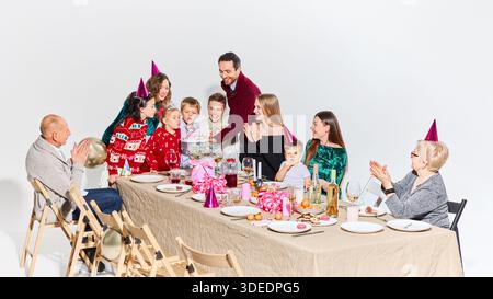 Mehrgenerationenfamilie feiert Geburtstag mit Essen und Getränken. Stockfoto