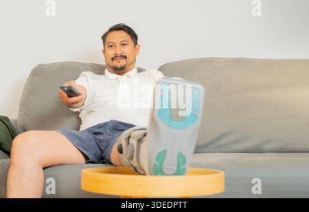 Sozial- und Krankenversicherungskonzept. Der Mensch leidet unter Schmerzen durch Unfallfraktur Knochenbruch mit Beinschienen bei gegossener Schlingenstütze Beinwat Stockfoto