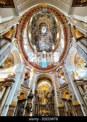 Vertikale Ansicht des Innenraums der Karlskirche oder der katholischen Barockkirche St. Karls in Wien, Österreich. Skulptur, die an einer bemalten Kuppel über dem Altar hängt Stockfoto