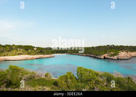 Cala Mondrago Strand und türkisfarbene Bucht auf Mallorca, Spanien Stockfoto