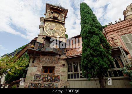 Schiefer Uhrenturm des Rezo Gabriadze Marionettentheaters in Tiflis, Georgien, Osteuropa Stockfoto