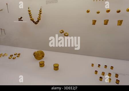 Alte georgianische Goldschmuck einschließlich Halsketten, Ohrringe und Armbänder, ausgestellt im Georgischen Nationalmuseum in Tiflis, Georgien, Osteuropa Stockfoto