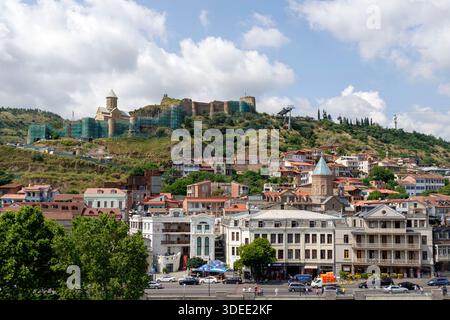 Panoramablick auf die Altstadt von Tiflis, Georgien, mit der antiken Festung Narikala, die von einem steilen Hügel aus die Stadt überblickt Stockfoto
