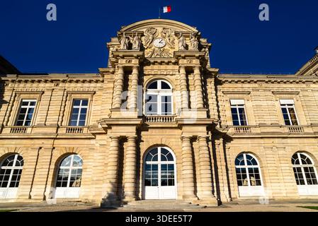 Der luxemburgische Palast befindet sich im Jardin du Luxembourg in Paris, Frankreich. Die historische Steinfassade des französischen Senatsgebäudes ist mit Säulen und einem Cloc versehen Stockfoto