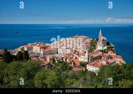 Blick von oben auf Piran mit dem Mittelmeer dahinter, Slowenien, Europa Stockfoto
