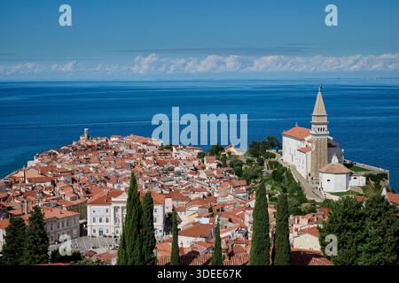 Blick von oben auf Piran mit dem Mittelmeer dahinter, Slowenien, Europa Stockfoto