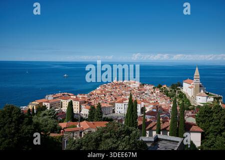 Blick von oben auf Piran mit dem Mittelmeer dahinter, Slowenien, Europa Stockfoto