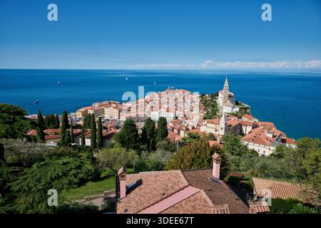Blick von oben auf Piran mit dem Mittelmeer dahinter, Slowenien, Europa Stockfoto