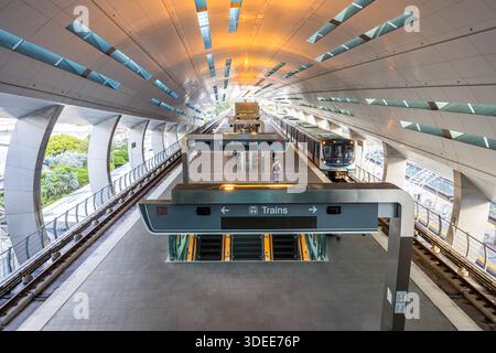 Zug der Metro Miami Miami-Dade Metrorail von Hitachi Rail U-Bahn an der ...