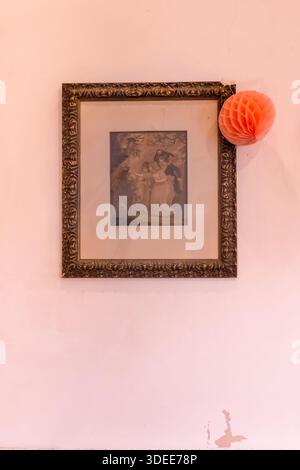 Altmodisches Bild mit einer Weihnachtsdekoration aus Papier und abblätternder Wand in einem historischen Häuschen Stockfoto