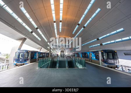 Zug der Metro Miami Miami-Dade Metrorail von Hitachi Rail U-Bahn an der ...