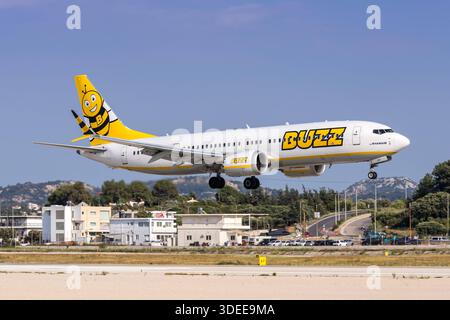 Buzz Boeing 737 MAX Flugzeug Flughafen Rhodos in Griechenland Rhodos, Griechenland - 1. Juni 2025: Ein Boeing 737-800 Flugzeug der Buzz mit dem Kennzeichen SP-RZF auf dem Flughafen Rhodos, Griechenland. *** Buzz Boeing 737 8 200 MAX Flugzeug Rhodos Flughafen in Griechenland Rhodos, Griechenland 1 Juni 2025 Ein Buzz Boeing 737 800 Flugzeug mit der Registrierung SP RZF am Flughafen Rhodos, Griechenland Stockfoto