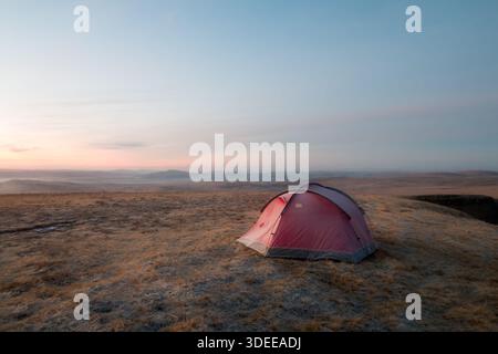 Ein Zelt an einem kalten Morgen, Picws du, Brecon Beacons National Park, Wales, Januar 2018 Stockfoto