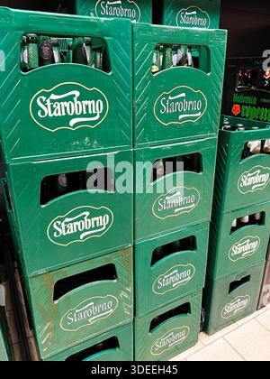 Brünn, Tschechische Republik - 29. November 2025: Starobrno-grüne Kisten mit Bierflaschen, die in einem Geschäft verkauft werden können, und Lagerhalle. Stockfoto