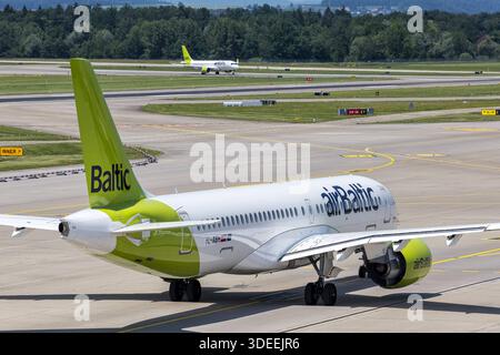 Air Baltic Airbus A220-300 Flugzeug Flughafen Zürich in der Schweiz Zürich, Schweiz - 17. Juni 2025: Ein Airbus A220-300 Flugzeug der Air Baltic mit dem Kennzeichen YL-ABH auf dem Flughafen Zürich, Schweiz. *** Air Baltic Airbus A220 300 Flugzeug Flughafen Zürich Zürich, Schweiz 17. Juni 2025 ein Air Baltic Airbus A220 300 Flugzeug mit der Registrierung YL ABH am Flughafen Zürich, Schweiz Stockfoto