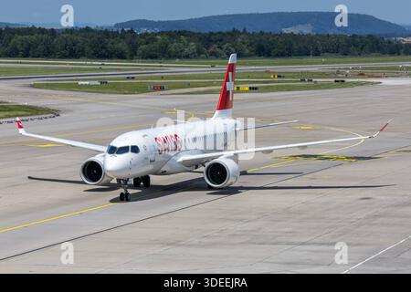 Swiss Airbus A220-100 Flugzeug Flughafen Zürich in der Schweiz Zürich, Schweiz - 17. Juni 2025: Ein Airbus A220-100 Flugzeug der Swiss mit dem Kennzeichen HB-JBH auf dem Flughafen Zürich, Schweiz. *** Swiss Airbus A220 100 Flugzeuge Zürich Flughafen in der Schweiz Zürich, Schweiz 17. Juni 2025 Ein Swiss Airbus A220 100 Flugzeug mit der Registrierung HB JBH am Flughafen Zürich, Schweiz Stockfoto