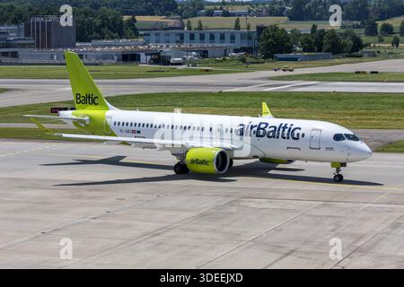 Air Baltic Airbus A220-300 Flugzeug Flughafen Zürich in der Schweiz Zürich, Schweiz - 17. Juni 2025: Ein Airbus A220-300 Flugzeug der Air Baltic mit dem Kennzeichen YL-ABJ auf dem Flughafen Zürich, Schweiz. *** Air Baltic Airbus A220 300 Flugzeug Flughafen Zürich Zürich, Schweiz 17. Juni 2025 ein Air Baltic Airbus A220 300 Flugzeug mit der Registrierung YL ABJ am Flughafen Zürich, Schweiz Stockfoto