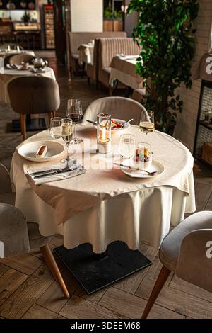 Restaurant-Tisch mit Kerzenlicht und Wein Stockfoto