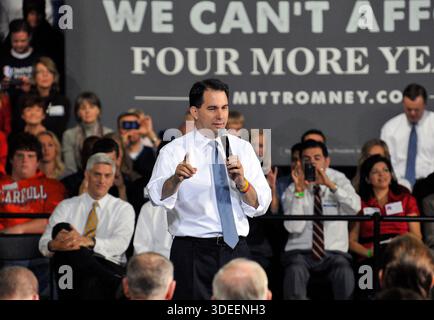 Scott Walker, Gouverneur von Wisconsin, spricht während des Treffens mit dem US-Repräsentanten Paul Ryan am Carroll College während Ryans Wahlkampfveranstaltung für den Vizepräsidenten in Waukesha, Wiss. Am 15. Oktober 2012. Foto: Ernie Mastroianni Stockfoto