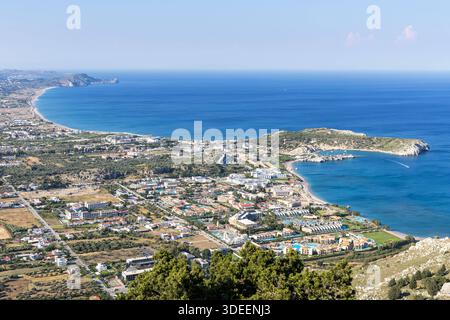 Blick auf den Urlaubsort Kolymbia mit Strand von oben Urlaub am Mittelmeer am Meer Insel Rhodos, Griechenland Rhodos, Griechenland - 2. Juni 2025: Blick auf den Urlaubsort Kolymbia mit Strand von oben Urlaub am Mittelmeer Insel Rhodos, Griechenland. *** Blick auf das Resort Kolymbia mit Strand von oben Urlaub auf der Mittelmeerinsel Rhodos, Griechenland Rhodos, Griechenland 2 Juni 2025 Blick auf das Resort Kolymbia mit Strand von oben Urlaub auf der Mittelmeerinsel Rhodos, Griechenland Stockfoto