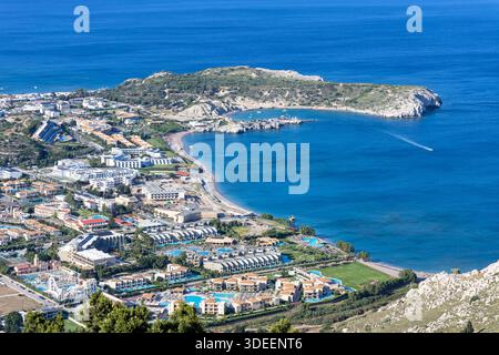 Blick auf den Urlaubsort Kolymbia mit Strand von oben Urlaub am Mittelmeer am Meer Insel Rhodos, Griechenland Rhodos, Griechenland - 2. Juni 2025: Blick auf den Urlaubsort Kolymbia mit Strand von oben Urlaub am Mittelmeer Insel Rhodos, Griechenland. *** Blick auf das Resort Kolymbia mit Strand von oben Urlaub auf der Mittelmeerinsel Rhodos, Griechenland Rhodos, Griechenland 2 Juni 2025 Blick auf das Resort Kolymbia mit Strand von oben Urlaub auf der Mittelmeerinsel Rhodos, Griechenland Stockfoto