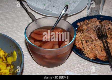 Pochierte Birnen mit Rotwein und Zimt Stockfoto