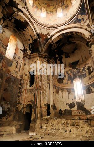 Das farbenfrohe Innere der Kirche St. Gregor des Erleuchtenden, der Tigraner Ehrungen, Wände, Gewölbe und die Kuppel sind vollständig mit Fresken, Wand- und Deckenmalereien bedeckt, in der antiken armenischen Stadt Ani, in der Nähe von Kars, Türkei 2022 Stockfoto