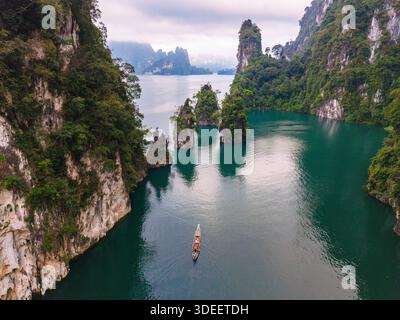 Erkunden Sie die ruhige Schönheit des Cheow Lan Lake in Khao Sok, Thailand. Stockfoto