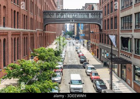 Blick auf die 15th Street vom High Line Park und der Oreo Way Skybridge Stockfoto
