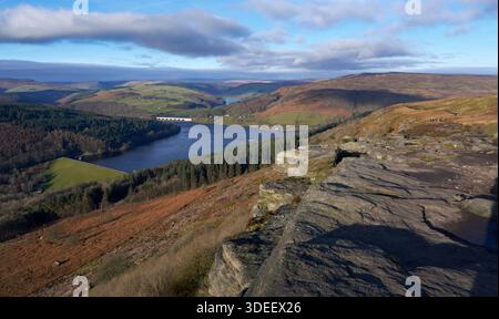 Blick in nordwestlicher Richtung vom Bamford Edge im Winter über das Ladybower Reservoir und seinen Damm in Richtung der Hügel des Peak District Stockfoto