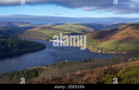 Blick in nordwestlicher Richtung vom Bamford Edge im Winter über das Ladybower Reservoir und die Hügel des Peak District Stockfoto