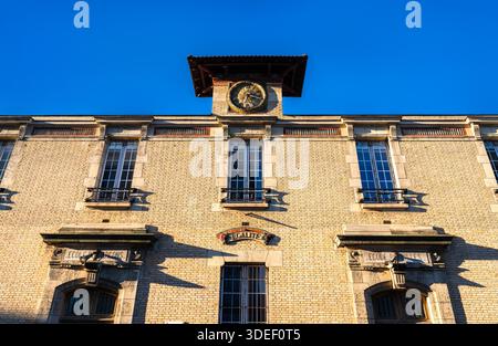 Das historische Gebäude des College Josephine Baker befindet sich in Saint-Ouen-sur-seine, Frankreich. Die Backsteinarchitektur enthält Inschriften für Jungen und Mädchen Stockfoto