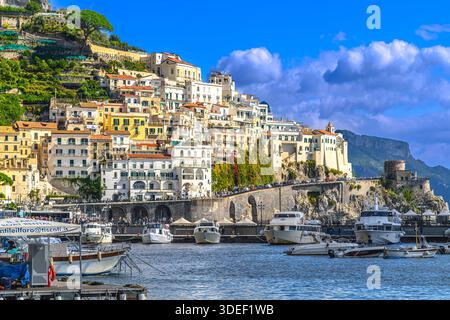 Die atemberaubende Stadt Amalfi. Farbenfrohe Hütten säumen den Hafen mit steilen Stufen hinauf zu hohen Aussichten. Pastellhäuser sind in Hülle und Fülle vorhanden und machen das Reiseziel zu einem Wahrzeichen. Stockfoto