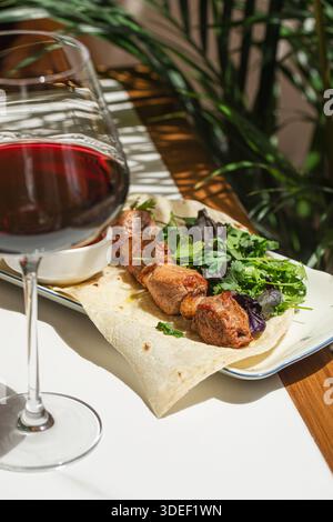 Gegrillte Schaschlikspieße mit Fladenbrot Stockfoto