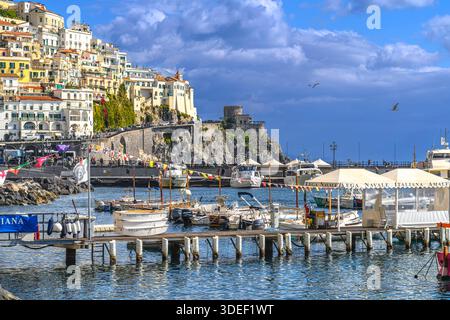 Die atemberaubende Stadt Amalfi. Farbenfrohe Hütten säumen den Hafen mit steilen Stufen hinauf zu hohen Aussichten. Pastellhäuser sind in Hülle und Fülle vorhanden und machen das Reiseziel zu einem Wahrzeichen. Stockfoto