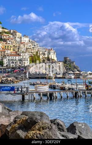 Die atemberaubende Stadt Amalfi. Farbenfrohe Hütten säumen den Hafen mit steilen Stufen hinauf zu hohen Aussichten. Pastellhäuser sind in Hülle und Fülle vorhanden und machen das Reiseziel zu einem Wahrzeichen. Stockfoto