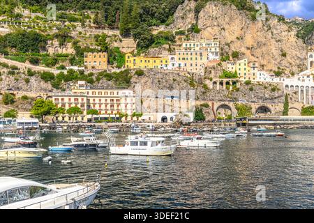 Die atemberaubende Stadt Amalfi. Farbenfrohe Hütten säumen den Hafen mit steilen Stufen hinauf zu hohen Aussichten. Pastellhäuser sind in Hülle und Fülle vorhanden und machen das Reiseziel zu einem Wahrzeichen. Stockfoto