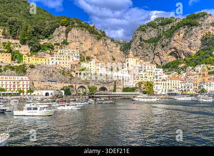 Die atemberaubende Stadt Amalfi. Farbenfrohe Hütten säumen den Hafen mit steilen Stufen hinauf zu hohen Aussichten. Pastellhäuser sind in Hülle und Fülle vorhanden und machen das Reiseziel zu einem Wahrzeichen. Stockfoto