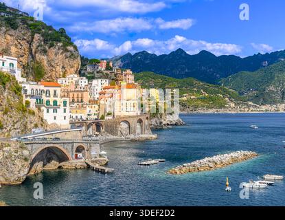 Die atemberaubende Stadt Amalfi. Farbenfrohe Hütten säumen den Hafen mit steilen Stufen hinauf zu hohen Aussichten. Pastellhäuser sind in Hülle und Fülle vorhanden und machen das Reiseziel zu einem Wahrzeichen. Stockfoto